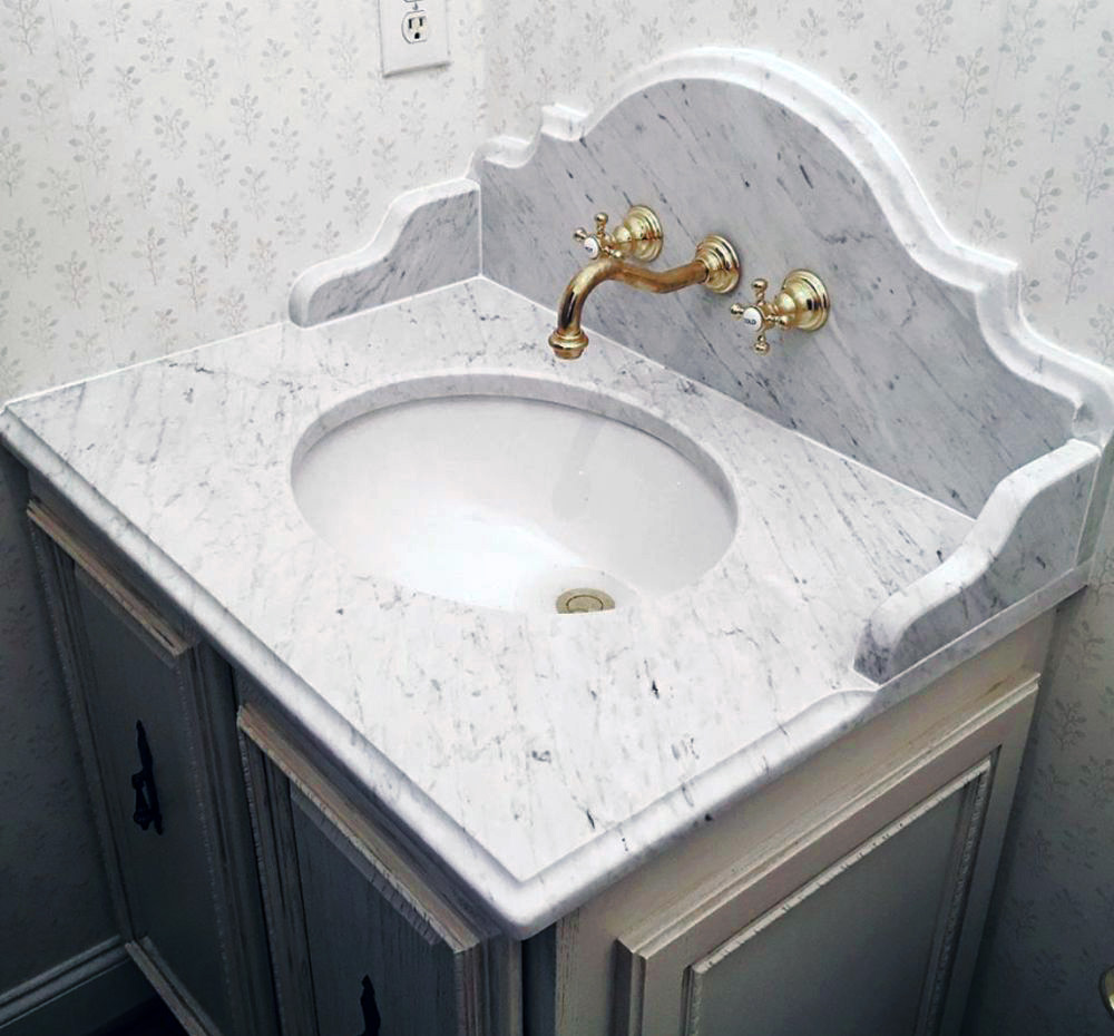 Примеры интерьеров с настенным фартуком и столешницей из камня в классическом стиле.