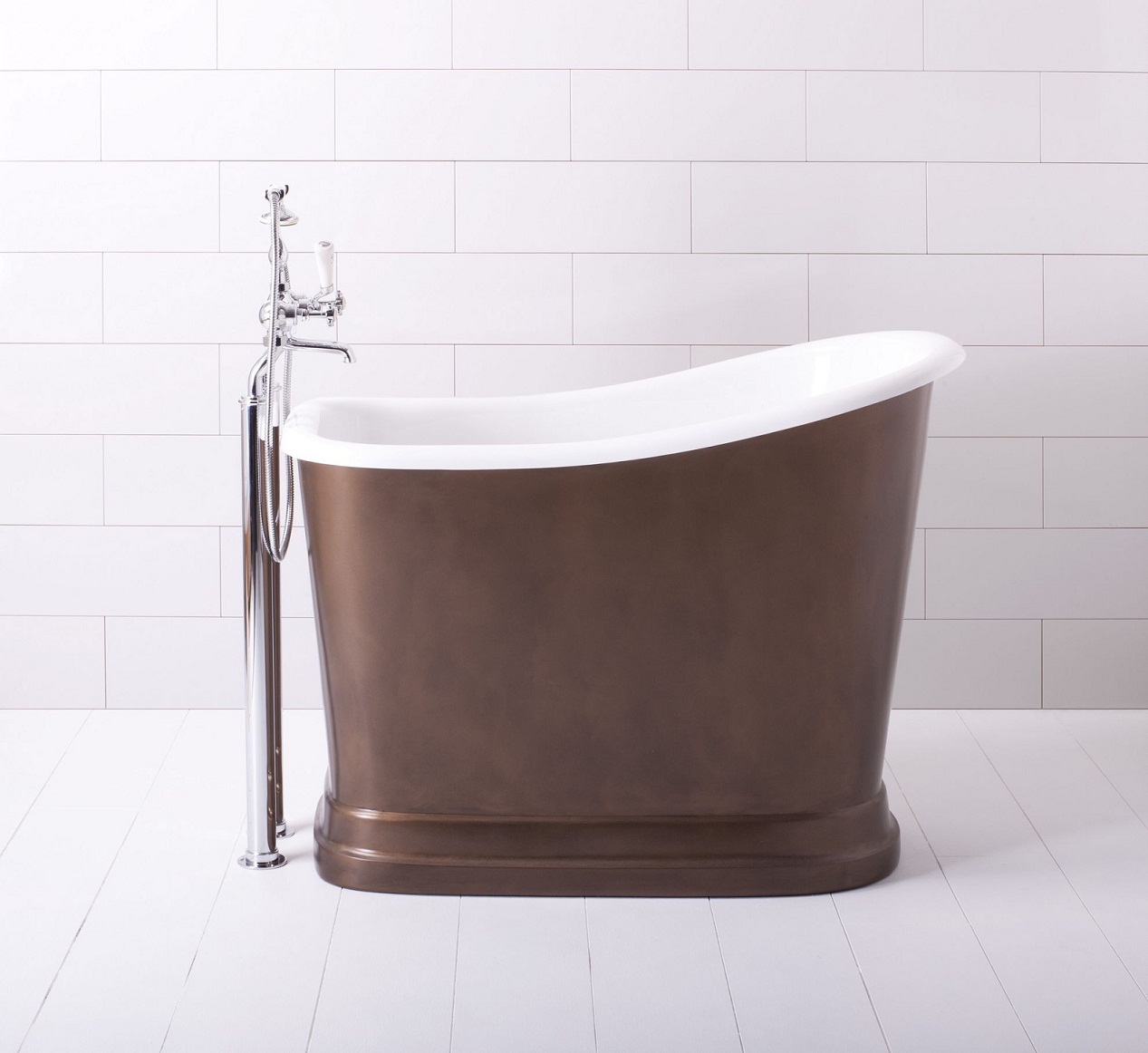 TUBBY TORRE Traditional Bathrooms узкая и высокая ванная в классическом стиле на подставке (ALB.TUBT)