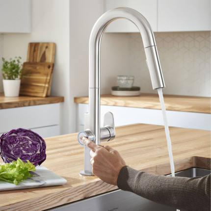 Смеситель для кухни с вытяжным душем и дозатором воды Beale American Standard