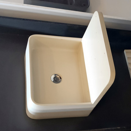 Раковина из микробетона с задней стенкой, навесная прямоугольная 45х34 h43 см Раковина из микробетона с задней стенкой, навесная прямоугольная 45х34 h43 см